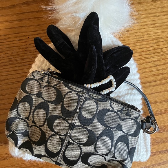 COACH Signature Bag - Picture 4 of 8